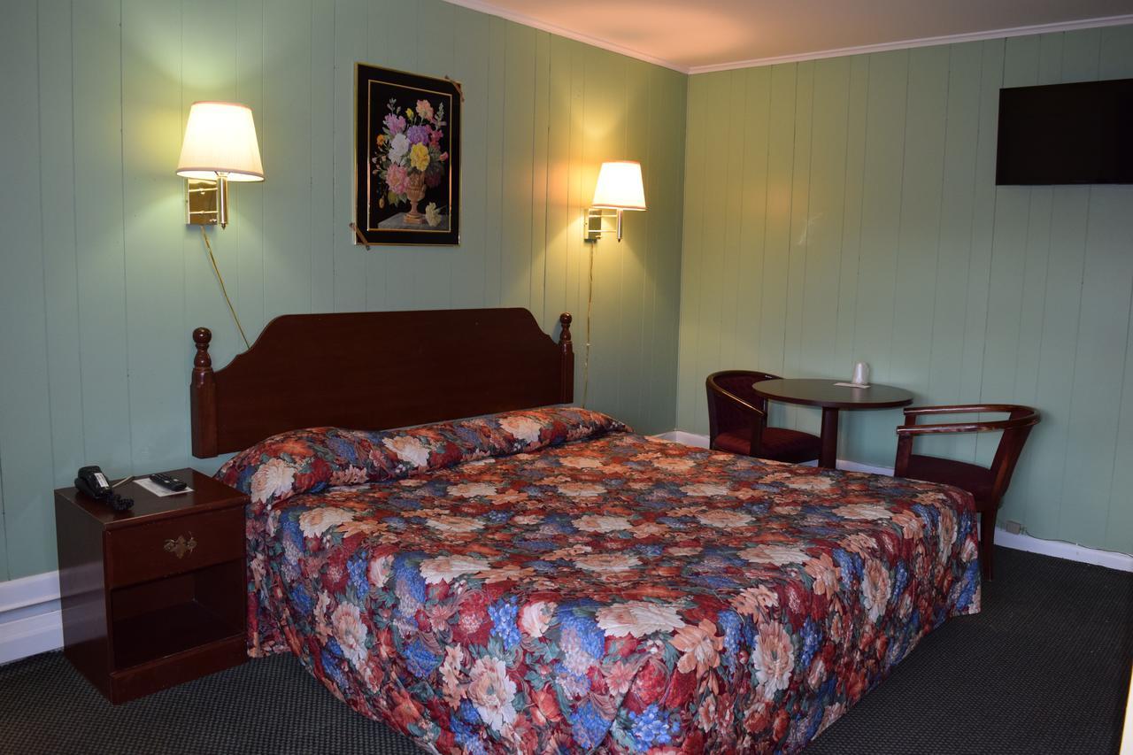 Top Hill Motel Saratoga Springs Exterior photo